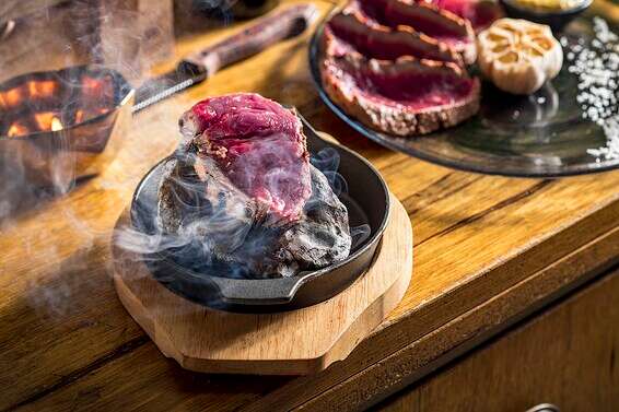 בשר בטרקלין // צילום: שי בן אפרים